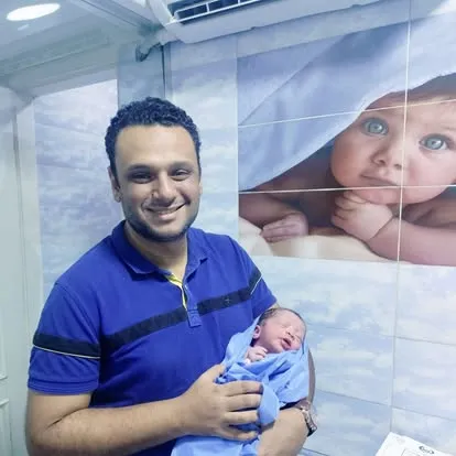 د. كريم الحسيني يحمل مولودًا بعد الولادة